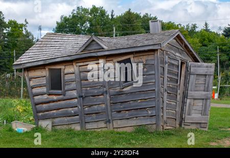 Schiefes Haus für Halloween auf der kanadischen Farm. Stockfoto