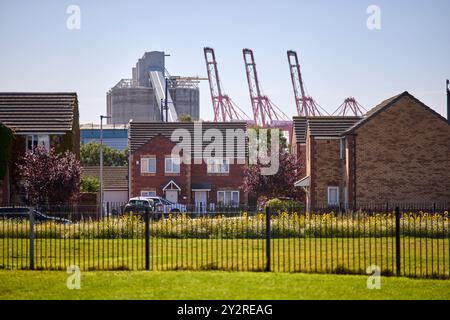 Häuser in der Gegend von Bootle mit den Docks dahinter Stockfoto