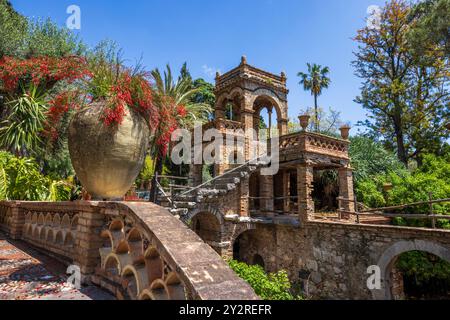 Die „Bienenstöcke“ oder die viktorianischen Follies im Trevelyan Park Gardens, Taormina, Sizilien, Italien Stockfoto