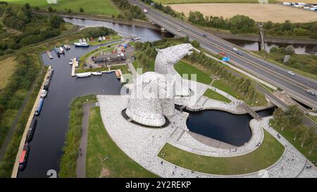 ariel sehen die Kelpies, die von dem Bildhauer Andy Scott entworfen wurden, am Forth und Clyde Canal und der Autobahn M9 Stockfoto