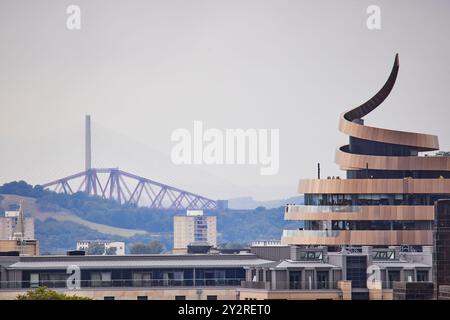 EDINBURGH W Hotel St James Quarter und die Forth Bridge Stockfoto