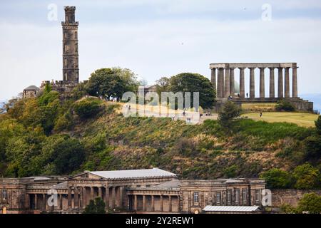 Blick auf Edinburgh von Salisbury Crags, Old Royal High School, New Calton Graial Ground und Calton Hill Stockfoto