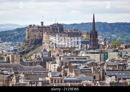 Blick auf Edinburgh von Salisbury Crags, Stadtbild von Edinburgh Castle Stockfoto