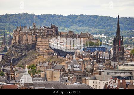 Blick auf Edinburgh von Salisbury Crags, Stadtbild von Edinburgh Castle Stockfoto