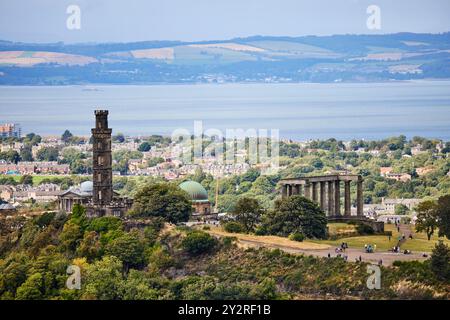 Blick auf Edinburgh von Salisbury Crags, Calton Hill Stockfoto