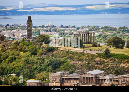 Blick auf Edinburgh von Salisbury Crags, Old Royal High School, New Calton Graial Ground und Calton Hill Stockfoto