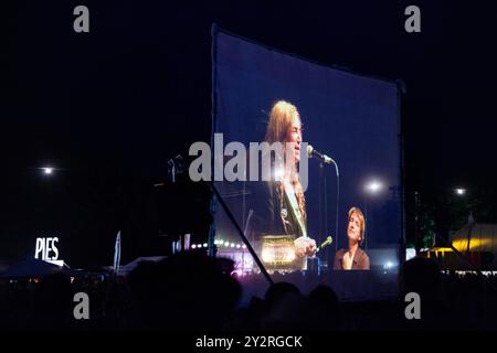 PATTI SMITH, KONZERT, GREEN MAN FESTIVAL 2013: Die amerikanische Musiklegende Patti Smith spielte live auf der Far Out Stage und projizierte auf eine riesige Leinwand vor dem Zelt beim Green man Festival 2013 im Glanusk Park, Brecon, Wales, August 2013. Foto: Rob Watkins. INFO: Patti Smith ist eine ikonische amerikanische Sängerin, Dichterin und Punk-Rock-Pionierin, die für ihre rohen, poetischen Texte und ihren rebellischen Geist bekannt ist. Ihre Musik verbindet Rock und Poesie und setzt sich mit sozialen, politischen und persönlichen Themen auseinander, was sie zu einer starken Stimme in der Gegenkultur und Musikgeschichte macht. Stockfoto