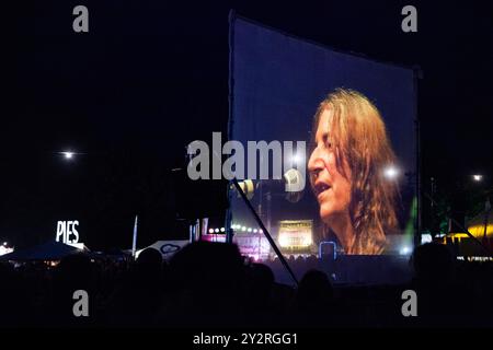 PATTI SMITH, KONZERT, GREEN MAN FESTIVAL 2013: Die amerikanische Musiklegende Patti Smith spielte live auf der Far Out Stage und projizierte auf eine riesige Leinwand vor dem Zelt beim Green man Festival 2013 im Glanusk Park, Brecon, Wales, August 2013. Foto: Rob Watkins. INFO: Patti Smith ist eine ikonische amerikanische Sängerin, Dichterin und Punk-Rock-Pionierin, die für ihre rohen, poetischen Texte und ihren rebellischen Geist bekannt ist. Ihre Musik verbindet Rock und Poesie und setzt sich mit sozialen, politischen und persönlichen Themen auseinander, was sie zu einer starken Stimme in der Gegenkultur und Musikgeschichte macht. Stockfoto