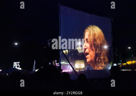 PATTI SMITH, KONZERT, GREEN MAN FESTIVAL 2013: Die amerikanische Musiklegende Patti Smith spielte live auf der Far Out Stage und projizierte auf eine riesige Leinwand vor dem Zelt beim Green man Festival 2013 im Glanusk Park, Brecon, Wales, August 2013. Foto: Rob Watkins. INFO: Patti Smith ist eine ikonische amerikanische Sängerin, Dichterin und Punk-Rock-Pionierin, die für ihre rohen, poetischen Texte und ihren rebellischen Geist bekannt ist. Ihre Musik verbindet Rock und Poesie und setzt sich mit sozialen, politischen und persönlichen Themen auseinander, was sie zu einer starken Stimme in der Gegenkultur und Musikgeschichte macht. Stockfoto