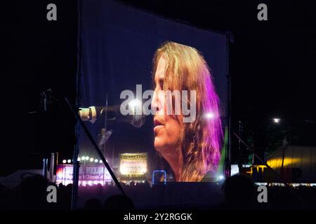 PATTI SMITH, KONZERT, GREEN MAN FESTIVAL 2013: Die amerikanische Musiklegende Patti Smith spielte live auf der Far Out Stage und projizierte auf eine riesige Leinwand vor dem Zelt beim Green man Festival 2013 im Glanusk Park, Brecon, Wales, August 2013. Foto: Rob Watkins. INFO: Patti Smith ist eine ikonische amerikanische Sängerin, Dichterin und Punk-Rock-Pionierin, die für ihre rohen, poetischen Texte und ihren rebellischen Geist bekannt ist. Ihre Musik verbindet Rock und Poesie und setzt sich mit sozialen, politischen und persönlichen Themen auseinander, was sie zu einer starken Stimme in der Gegenkultur und Musikgeschichte macht. Stockfoto