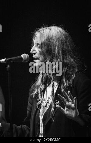 PATTI SMITH, KONZERT, GREEN MAN FESTIVAL 2013: Die amerikanische Musiklegende Patti Smith spielt live auf der Far Out Stage beim Green man Festival 2013 im Glanusk Park, Brecon, Wales, August 2013. Foto: Rob Watkins. INFO: Patti Smith ist eine ikonische amerikanische Sängerin, Dichterin und Punk-Rock-Pionierin, die für ihre rohen, poetischen Texte und ihren rebellischen Geist bekannt ist. Ihre Musik verbindet Rock und Poesie und setzt sich mit sozialen, politischen und persönlichen Themen auseinander, was sie zu einer starken Stimme in der Gegenkultur und Musikgeschichte macht. Stockfoto