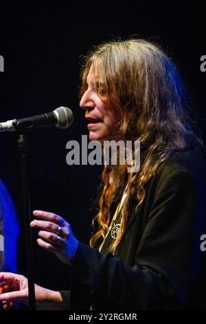 PATTI SMITH, KONZERT, GREEN MAN FESTIVAL 2013: Die amerikanische Musiklegende Patti Smith spielt live auf der Far Out Stage beim Green man Festival 2013 im Glanusk Park, Brecon, Wales, August 2013. Foto: Rob Watkins. INFO: Patti Smith ist eine ikonische amerikanische Sängerin, Dichterin und Punk-Rock-Pionierin, die für ihre rohen, poetischen Texte und ihren rebellischen Geist bekannt ist. Ihre Musik verbindet Rock und Poesie und setzt sich mit sozialen, politischen und persönlichen Themen auseinander, was sie zu einer starken Stimme in der Gegenkultur und Musikgeschichte macht. Stockfoto