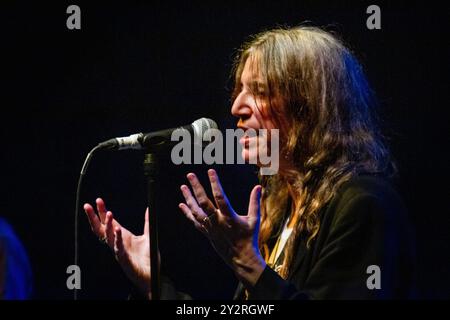 PATTI SMITH, KONZERT, GREEN MAN FESTIVAL 2013: Die amerikanische Musiklegende Patti Smith spielt live auf der Far Out Stage beim Green man Festival 2013 im Glanusk Park, Brecon, Wales, August 2013. Foto: Rob Watkins. INFO: Patti Smith ist eine ikonische amerikanische Sängerin, Dichterin und Punk-Rock-Pionierin, die für ihre rohen, poetischen Texte und ihren rebellischen Geist bekannt ist. Ihre Musik verbindet Rock und Poesie und setzt sich mit sozialen, politischen und persönlichen Themen auseinander, was sie zu einer starken Stimme in der Gegenkultur und Musikgeschichte macht. Stockfoto