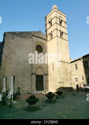 Eine vertikale Aufnahme der Kirche San Pancrazio in der mittelalterlichen Stadt Tarquinia an einem sonnigen Tag in Latium, Italien Stockfoto