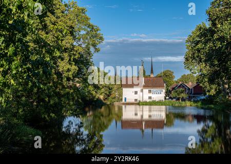 Idyllische Kleinstadt Söderöoping an einem Sommerabend. Söderköping ist eine historische mittelalterliche Stadt und ein beliebtes Reiseziel in Schweden. Stockfoto