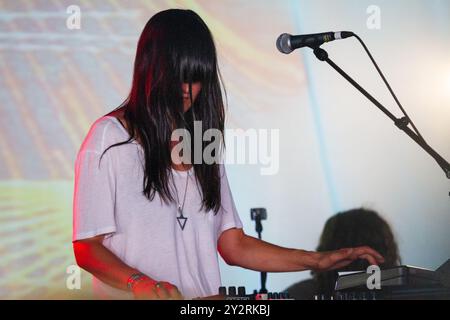 MOON DUO, KONZERT, GREEN MAN FESTIVAL 2013: Sanae Yamada von der Band Moon Duo live auf der Far Out Stage beim Green man Festival 2013 im Glanusk Park, Brecon, Wales, August 2013. Foto: Rob Watkins. INFO: Moon Duo ist eine US-amerikanische Psychedelic-Rock-Band, die für ihren hypnotischen, repetitiven Sound bekannt ist, der Elemente von Krautrock, elektronischer Musik und Space Rock vereint. Mit dröhnenden Gitarren, treibenden Rhythmen und kosmischen Synthies schafft ihre Musik immersive, überirdische Klanglandschaften. Stockfoto