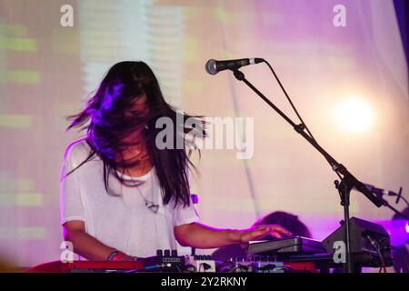 MOON DUO, KONZERT, GREEN MAN FESTIVAL 2013: Sanae Yamada von der Band Moon Duo live auf der Far Out Stage beim Green man Festival 2013 im Glanusk Park, Brecon, Wales, August 2013. Foto: Rob Watkins. INFO: Moon Duo ist eine US-amerikanische Psychedelic-Rock-Band, die für ihren hypnotischen, repetitiven Sound bekannt ist, der Elemente von Krautrock, elektronischer Musik und Space Rock vereint. Mit dröhnenden Gitarren, treibenden Rhythmen und kosmischen Synthies schafft ihre Musik immersive, überirdische Klanglandschaften. Stockfoto