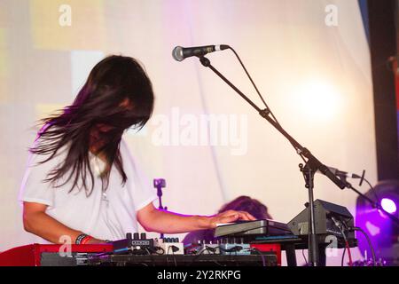 MOON DUO, KONZERT, GREEN MAN FESTIVAL 2013: Sanae Yamada von der Band Moon Duo live auf der Far Out Stage beim Green man Festival 2013 im Glanusk Park, Brecon, Wales, August 2013. Foto: Rob Watkins. INFO: Moon Duo ist eine US-amerikanische Psychedelic-Rock-Band, die für ihren hypnotischen, repetitiven Sound bekannt ist, der Elemente von Krautrock, elektronischer Musik und Space Rock vereint. Mit dröhnenden Gitarren, treibenden Rhythmen und kosmischen Synthies schafft ihre Musik immersive, überirdische Klanglandschaften. Stockfoto