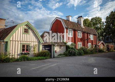 Idyllische Kleinstadt Söderöoping an einem Sommerabend. Söderköping ist eine historische mittelalterliche Stadt und ein beliebtes Reiseziel in Schweden. Stockfoto