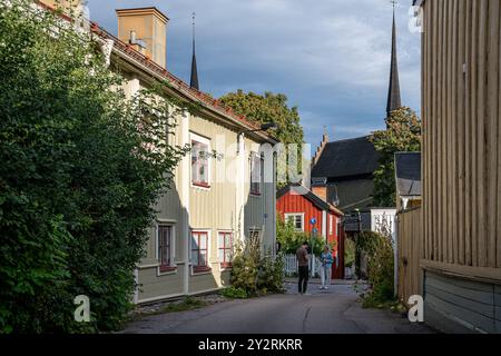 Idyllische Kleinstadt Söderöoping an einem Sommerabend. Söderköping ist eine historische mittelalterliche Stadt und ein beliebtes Reiseziel in Schweden. Stockfoto