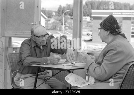 Tatsächlich 32 - 7 - 1971: Ein Tag in einem InnWir verbrachten den Tag zwischen dem 22. Und 23. Juli im Minnesund's Roadside inn. Das gasthaus wurde 1961 eröffnet. Am ersten Tag des Jahres 1961 betrug der Umsatz 1,50. Jetzt ist die Zahl ca. 000 NOK. Foto: Per Ervik / aktuell / NTB ***FOTO NICHT VERARBEITET*** dieser Bildtext wird automatisch übersetzt Stockfoto