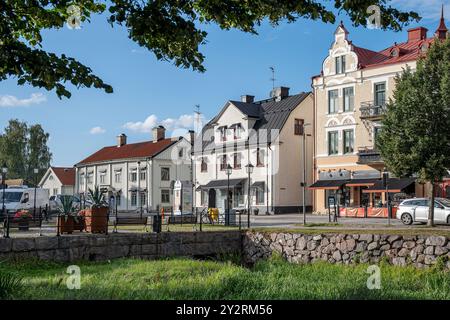 Idyllische Kleinstadt Söderöoping im Sommer. Söderköping ist eine historische mittelalterliche Stadt und ein beliebtes Reiseziel in Schweden. Stockfoto