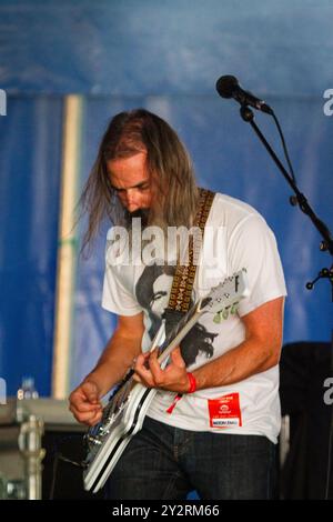 MOON DUO, KONZERT, GREEN MAN FESTIVAL 2013: Ripley Johnson von der Band Moon Duo spielt live auf der Far Out Stage beim Green man Festival 2013 im Glanusk Park, Brecon, Wales, August 2013. Foto: Rob Watkins. INFO: Moon Duo ist eine US-amerikanische Psychedelic-Rock-Band, die für ihren hypnotischen, repetitiven Sound bekannt ist, der Elemente von Krautrock, elektronischer Musik und Space Rock vereint. Mit dröhnenden Gitarren, treibenden Rhythmen und kosmischen Synthies schafft ihre Musik immersive, überirdische Klanglandschaften. Stockfoto