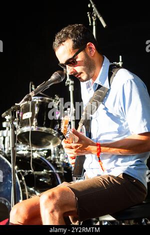 BUKE and GASE, KONZERT, GREEN MAN FESTIVAL 2013: Aron Sanchez vom amerikanischen Duo Buke and Gase (früher Buke and Gass geschrieben), live auf der Wall Garden Stage beim Green man Festival 2013 im Glanusk Park, Brecon, Wales, August 2013. Foto: Rob Watkins. INFO: Buke and Gase ist ein New Yorker Experimentalduo, das für seinen innovativen Sound bekannt ist und Indie-Rock mit elektronischen und avantgardistischen Elementen verbindet. Mit selbstgemachten Instrumenten wie Buke und Gase erzeugen sie komplexe Rhythmen, unkonventionelle Melodien und dynamische, genretrotzende Musik. Stockfoto