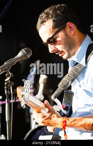 BUKE and GASE, KONZERT, GREEN MAN FESTIVAL 2013: Aron Sanchez vom amerikanischen Duo Buke and Gase (früher Buke and Gass geschrieben), live auf der Wall Garden Stage beim Green man Festival 2013 im Glanusk Park, Brecon, Wales, August 2013. Foto: Rob Watkins. INFO: Buke and Gase ist ein New Yorker Experimentalduo, das für seinen innovativen Sound bekannt ist und Indie-Rock mit elektronischen und avantgardistischen Elementen verbindet. Mit selbstgemachten Instrumenten wie Buke und Gase erzeugen sie komplexe Rhythmen, unkonventionelle Melodien und dynamische, genretrotzende Musik. Stockfoto