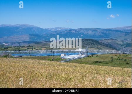 Das thermodynamische Solarkraftwerk von llo in der Cerdagne der Pyrenäen, Frankreich, Stockfoto