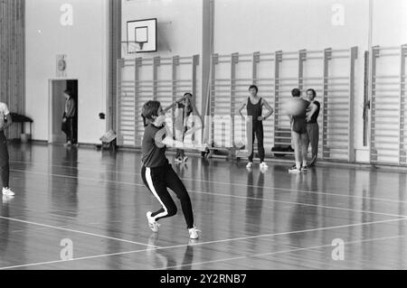 Tatsächlich 51-7-1971: Am besten mit dem Ball. Unsere Handballnationalmannschaft für Damen ist eine der besten der Welt, und unsere beste Handballspielerin ist Karen Fladset. Sie stammt von einer Farm, die wenige Kilometer außerhalb von Molde liegt, lebt aber in Oslo und spielt für das Osloer Team Vestar. Es wird behauptet, dass sie manchmal die Hälfte der Nationalmannschaft ist. Zuvor gewann sie drei nationale Meisterschaften im Diskus, was ihre Schießkraft erklären könnte. Foto: Ivar Aaserud / aktuell / NTB ***FOTO NICHT VERARBEITET*** dieser Bildtext wird automatisch übersetzt Stockfoto