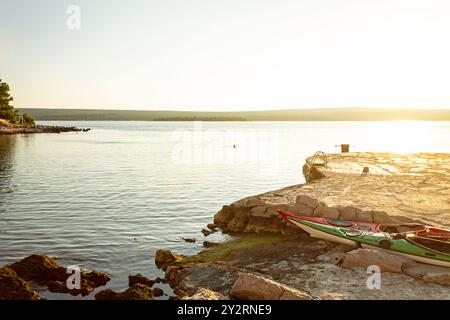 Sonnenaufgang am Pier in Nerezine auf der Insel Losinj in der Adria in Kroatien Stockfoto