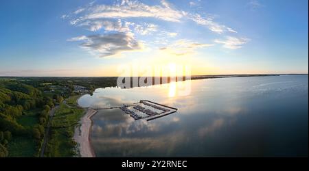 Luftaufnahme eines wunderschönen Sonnenuntergangs über der Ostsee am Yachthafen von Bockholmwik in Norddeutschland Stockfoto