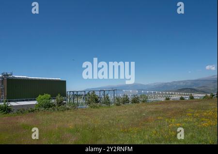 Das thermodynamische Solarkraftwerk von llo in der Cerdagne der Pyrenäen, Frankreich, Stockfoto