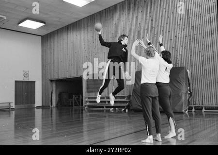 Tatsächlich 51-7-1971: Am besten mit dem Ball. Unsere Handballnationalmannschaft für Damen ist eine der besten der Welt, und unsere beste Handballspielerin ist Karen Fladset. Sie stammt von einer Farm, die wenige Kilometer außerhalb von Molde liegt, lebt aber in Oslo und spielt für das Osloer Team Vestar. Es wird behauptet, dass sie manchmal die Hälfte der Nationalmannschaft ist. Zuvor gewann sie drei nationale Meisterschaften im Diskus, was ihre Schießkraft erklären könnte. Foto: Ivar Aaserud / aktuell / NTB ***FOTO NICHT VERARBEITET*** dieser Bildtext wird automatisch übersetzt Stockfoto