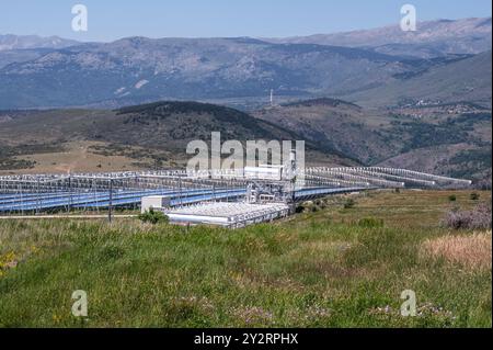 Das thermodynamische Solarkraftwerk von llo in der Cerdagne der Pyrenäen, Frankreich, Stockfoto