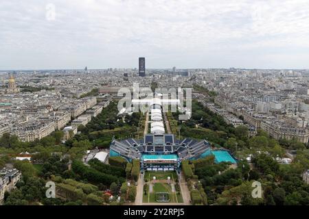 Blick von der 2. Etage des Eiffelturms, in der Ferne die Champ de Mars Arena (Austragungsort für Judo, Wrestling, Para Judo & Rollstuhl Rugby während der Olympischen Spiele und Paralympics) und Eiffelturm Stadium (Austragungsort für Beach Volleyball & Blind Football während der Olympischen Spiele und Paralympics), Olympische Spiele 2024, Paris, Frankreich. Stockfoto