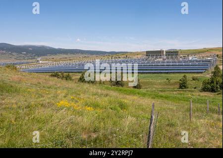 Das thermodynamische Solarkraftwerk von llo in der Cerdagne der Pyrenäen, Frankreich, Stockfoto