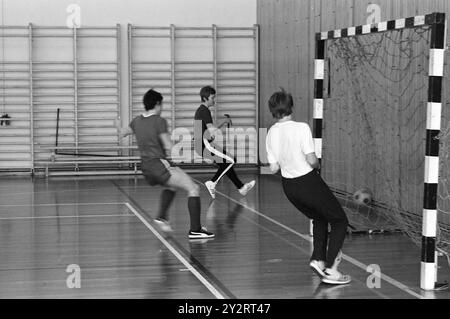 Tatsächlich 51-7-1971: Am besten mit dem Ball. Unsere Handballnationalmannschaft für Frauen ist eine der besten der Welt, und unsere beste Handballspielerin ist Karen Fladset. Sie stammt von einer Farm, die wenige Kilometer außerhalb von Molde liegt, lebt aber in Oslo und spielt für das Osloer Team Vestar. Es wird behauptet, dass sie manchmal die Hälfte der Nationalmannschaft ist. Zuvor gewann sie drei nationale Meisterschaften im Diskus, was ihre Schießkraft erklären könnte. Foto: Ivar Aaserud / aktuell / NTB ***FOTO NICHT VERARBEITET*** dieser Bildtext wird automatisch übersetzt Stockfoto