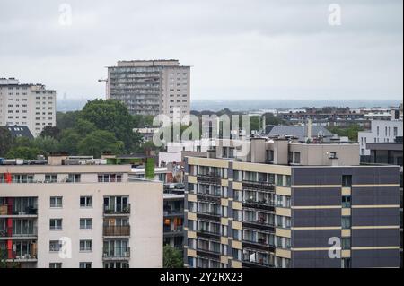 Schaerbeek, Brüssel, Belgien - 10. SEP 2024 - Hochwinkelblick über moderne Apartmentblöcke Stockfoto