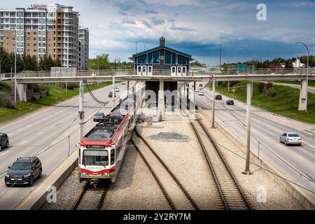 Calgary Alberta Canada, 20. Juni 2024: Der Transitzug fährt von der Dalhousie Station in Richtung des Geschäftsviertels in der Innenstadt entlang des Crowchild Trail Ove Stockfoto