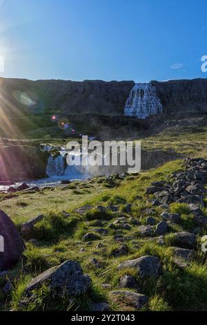 Dynjandi Wasserfälle des Flusses Dynjandisá mit Sonnenstern und blauem Himmel am Morgen. Dynjandi, Arnarfjörður, Borgarfjörður, Westfjorde, Island Stockfoto