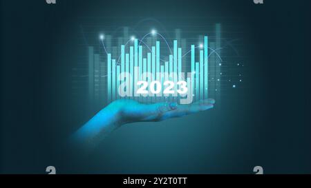 Neue Ziele, Pläne und Visionen für das nächste Jahr 2023. Geschäftsmann zeichnet Aufstockungsdiagramm für zukünftiges Wachstum des Unternehmens 2022 bis 2023. Planung, Opportunity Stockfoto