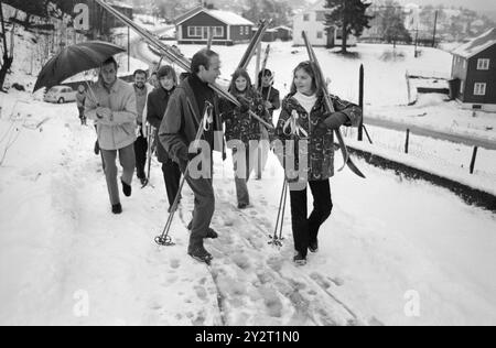 Aktuell 51-10-1971: Meeresbeine im Schnee. Die gesamte Crew der jugoslawischen 25.000-Tonnen-Baranja wurde zu einer Skitour eingeladen, als das Boot vor kurzem in Sauda ankam. Keiner von ihnen war vorher Ski gefahren. Foto: Sverre A. Børretzen / aktuell / NTB ***FOTO NICHT VERARBEITET*** dieser Bildtext wird automatisch übersetzt Stockfoto