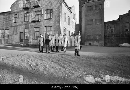 Aktuell 48-5-1971: Spiele mit menschlichen Schicksalen. Zum dritten Mal seit fünf Jahren befindet sich Greaker Cellulosefabrikk in einer akuten Krise. Die 370 Arbeitnehmer, viele über 50 Jahre alt, laufen Gefahr, ihren Arbeitsplatz zu verlieren. Über den Ansatz des Managements wurden starke Worte verwendet. Die Arbeiter wurden zur zwölften Stunde unterrichtet. Während der Verhandlungen, die zuvor stattgefunden haben, wurden die Arbeitnehmer vollständig ausgeschlossen. Ein menschenwürdiges Spiel wurde mit menschlichen Schicksalen gespielt. Dies ist eine Tragödie für viele ältere Arbeitnehmer, die Jahre ihres Lebens an Greaker übergeben haben. Foto: Aage Storløkken / aktuell / NTB ** Stockfoto