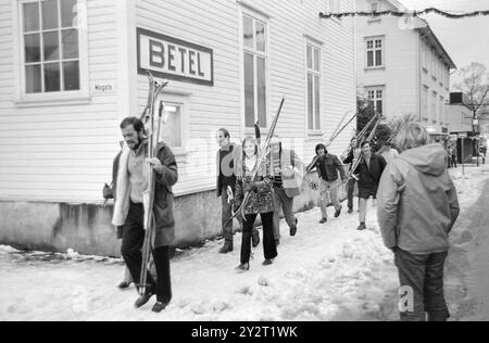 Aktuell 51-10-1971: Seeknochen im Schnee. Die gesamte Crew der jugoslawischen 25.000-Tonnen-Baranja wurde zu einer Skitour eingeladen, als das Boot vor kurzem in Sauda ankam. Keiner von ihnen war vorher Ski gefahren. Foto: Sverre A. Børretzen / aktuell / NTB ***FOTO NICHT VERARBEITET*** dieser Bildtext wird automatisch übersetzt Stockfoto