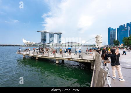 Singapur - 13. Juni 2024: Blick auf die Marina Bay Sands in Singapur. Stadtlandschaft am blauen Himmel. Reisekonzept Stockfoto