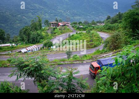 Aus der Vogelperspektive auf die kurvige Bergstraße mit der malerischen Himalaya-Landschaft von Pedong, Kalimpong Stockfoto