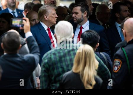 Der ehemalige Präsident und Präsidentschaftskandidat Donald Trump und sein Amtskollege J.D. Vance nehmen am 11. September 2024 an der Gedenkfeier 9/11 in Lower Manhattan in New York Teil. (Foto: Gabriele Holtermann/SIPA USA) Stockfoto