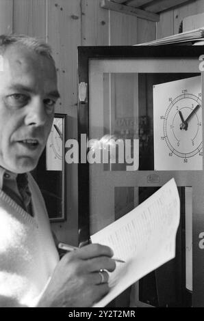 Strömung 48B-4-1971 : Null Meter über dem Meeresspiegel. Tregde, ein paar Kilometer außerhalb von Mandal, hat eine besondere Funktion als offizielle Messstation für Wasserstände in Norwegen. Eine kleine Kugel und ein Messgerät bilden die Grundlage für die Höhenlage in unseren Karten, Triangulationen und kommunalen Triangulationen. Trägheit ist der stabilste Bereich und eignet sich gut als „Nullpunkt“. Oslo steigt, z. B. 4 Millimeter pro Jahr. Supervisor Bjørn Pedersen mit dem Aufnahmegerät. Zweimal im Monat schickt er die Registrierungen an die Geodätische Abteilung. Foto: Sverre A. Børretzen / aktuell / NTB ***FOTO NICHT Stockfoto